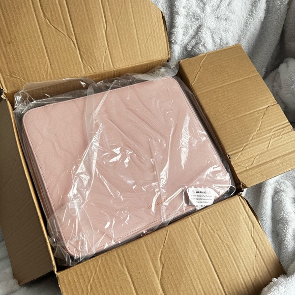 Allie Glinda pink makeup package - Picture 15 of 15